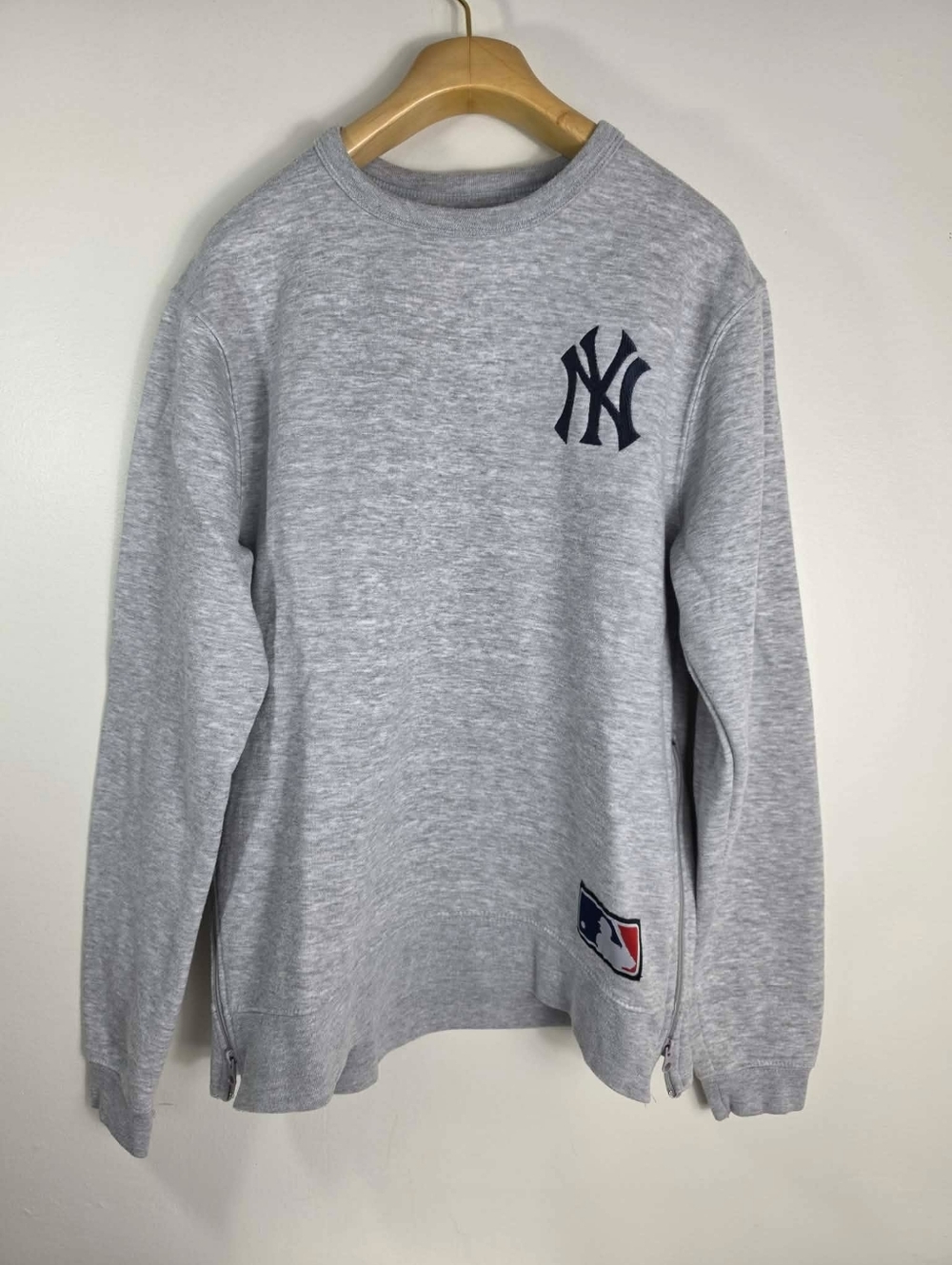Genuine Merchandise Light Gray NY Yankees Crewneck Sweatshirt